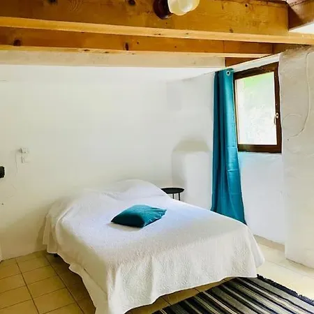 Holiday home Spacieuse Ferme Renovee A L'oree Des Bois Vielprat